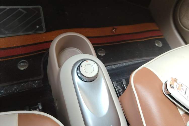 Used Wuling Hongguang MINIEV 2025 Four-Door Version Advanced Edition Gear Lever