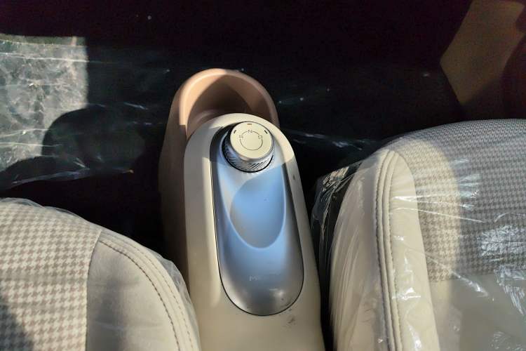 Used Wuling Hongguang MINIEV 2025 Four-Door Version Advanced Edition Gear Lever