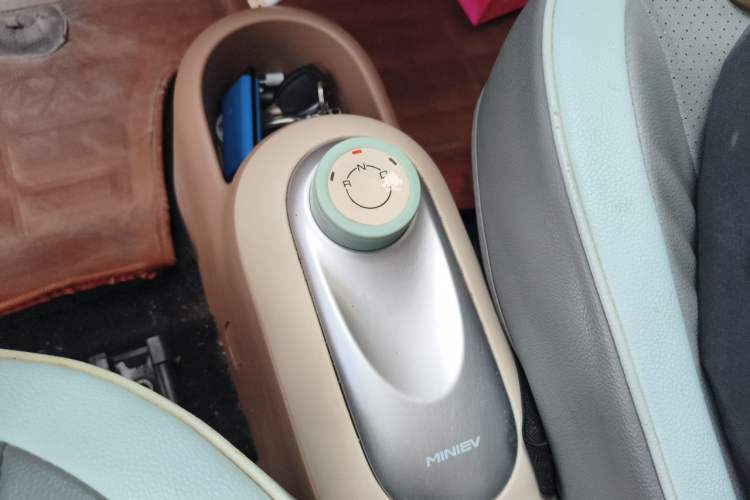 Used Wuling Hongguang MINIEV 2025 Four-Door Version Advanced Edition Gear Lever