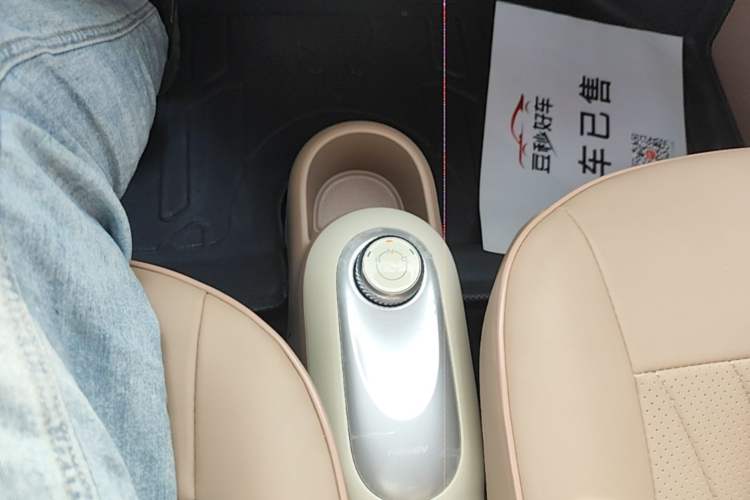 Used Wuling Hongguang MINIEV 2025 Four-Door Version Advanced Edition Gear Lever