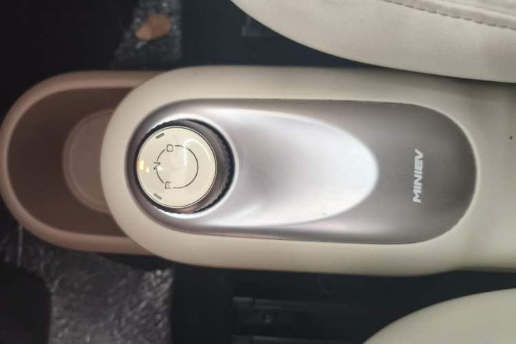 Used Wuling Hongguang MINIEV 2025 Four-Door Version Advanced Edition Gear Lever