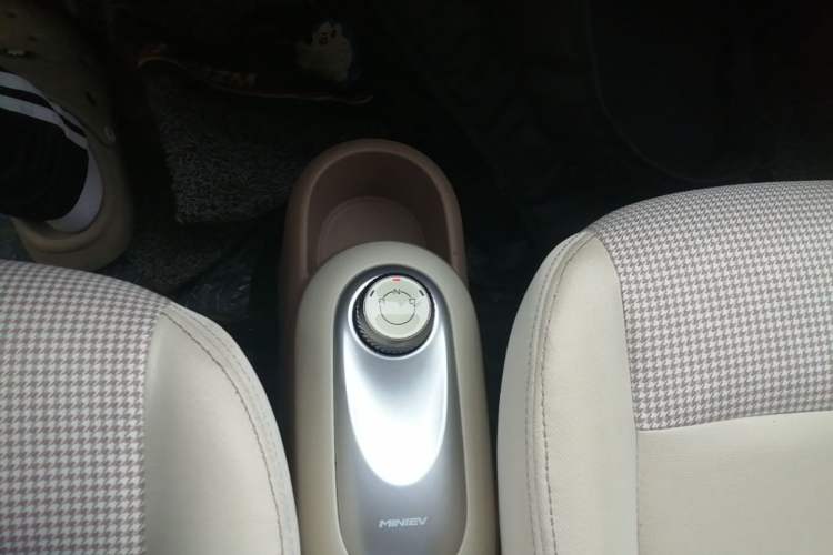 Used Wuling Hongguang MINIEV 2025 Four-Door Version Advanced Edition Gear Lever