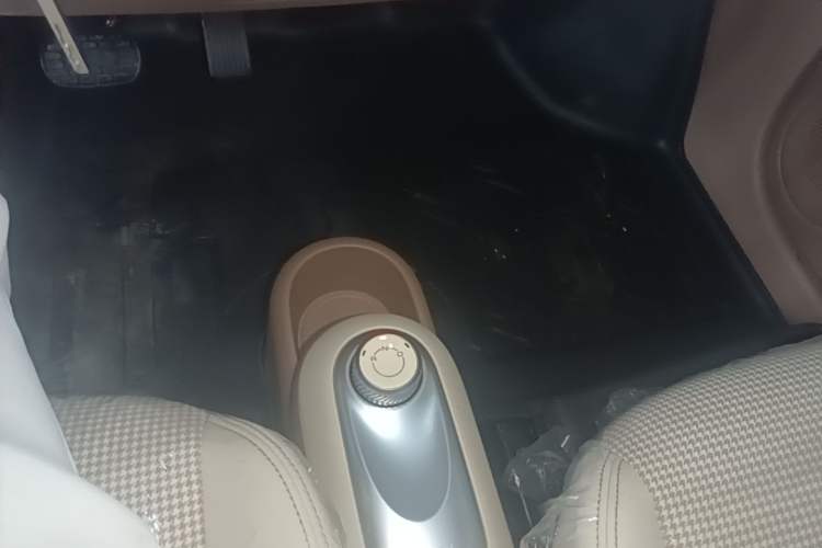 Used Wuling Hongguang MINIEV 2025 Four-Door Version Advanced Edition Gear Lever