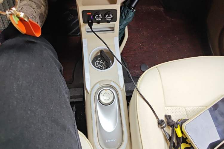 Used Wuling Hongguang MINIEV 2025 Four-Door Version Advanced Edition Gear Lever