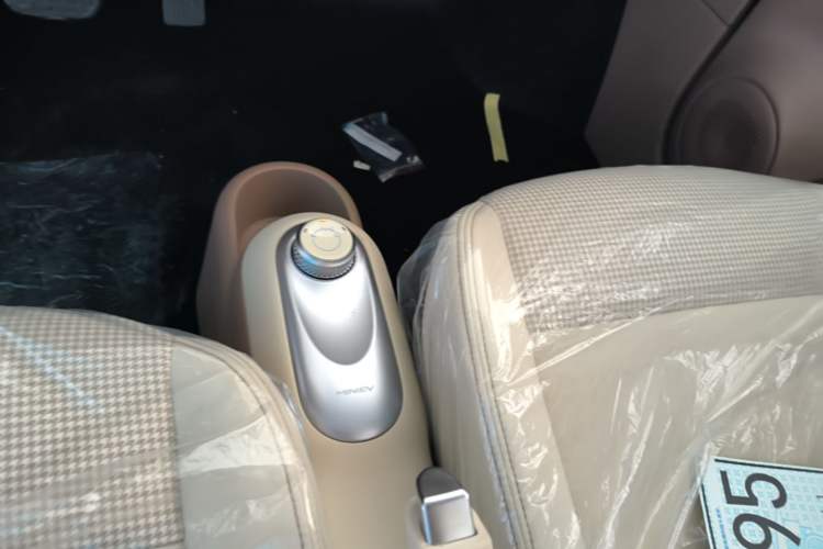 Used Wuling Hongguang MINIEV 2025 Four-Door Version Advanced Edition Gear Lever