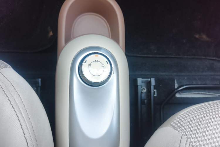 Used Wuling Hongguang MINIEV 2025 Four-Door Version Advanced Edition Gear Lever