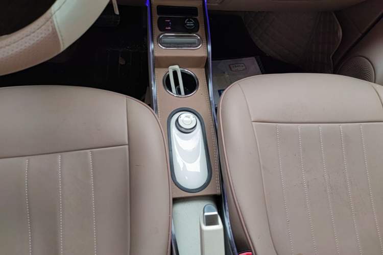 Used Wuling Hongguang MINIEV 2025 Four-Door Version Advanced Edition Gear Lever