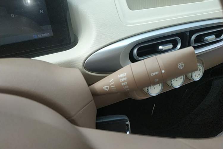 Used Wuling Hongguang MINIEV 2025 Four-Door Version Advanced Edition Gear Lever