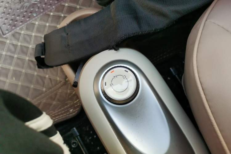 Used Wuling Hongguang MINIEV 2025 Four-Door Version Advanced Edition Gear Lever