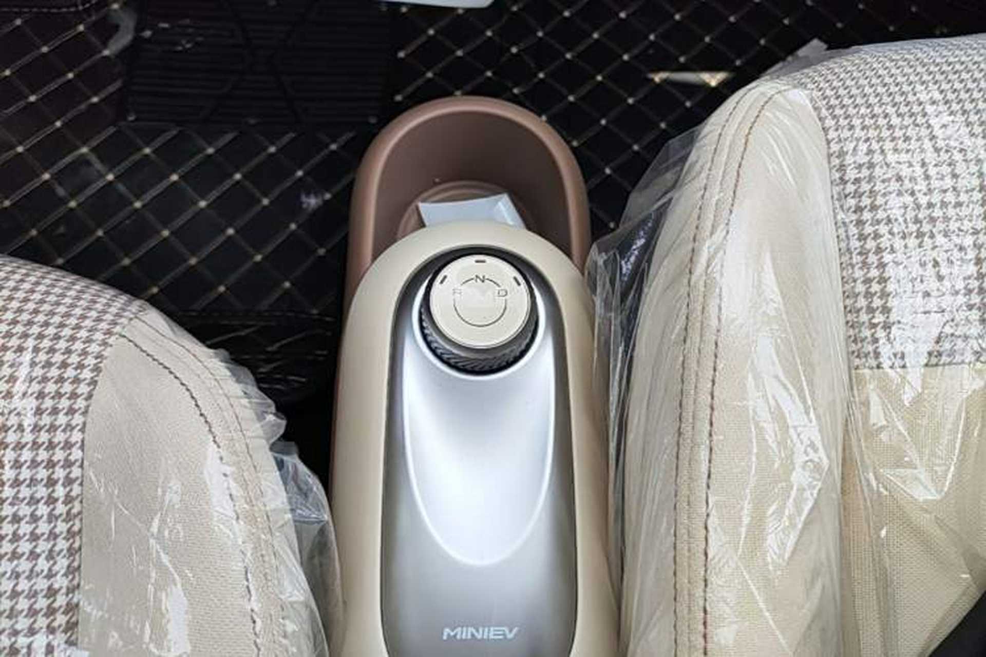 Used Wuling Hongguang MINIEV 2025 Four-Door Version Advanced Edition Gear Lever