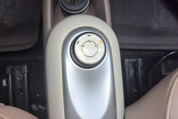 Used Wuling Hongguang MINIEV 2025 Four-Door Version Advanced Edition Gear Lever