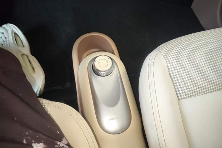 Used Wuling Hongguang MINIEV 2025 Four-Door Version Advanced Edition Gear Lever