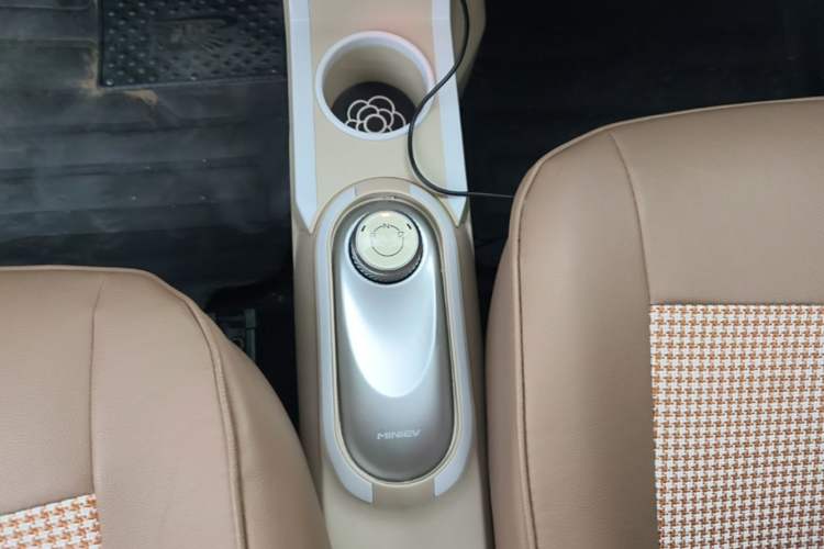 Used Wuling Hongguang MINIEV 2025 Four-Door Version Advanced Edition Gear Lever