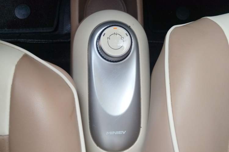 Used Wuling Hongguang MINIEV 2025 Four-Door Version Advanced Edition Gear Lever