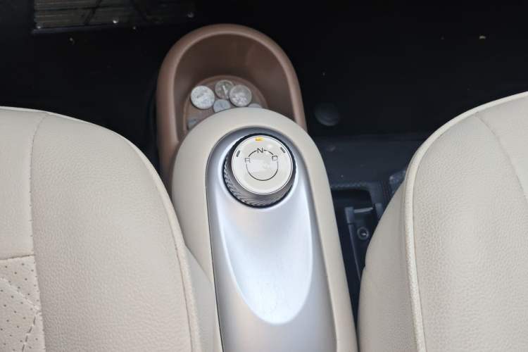 Used Wuling Hongguang MINIEV 2025 Four-Door Version Advanced Edition Gear Lever