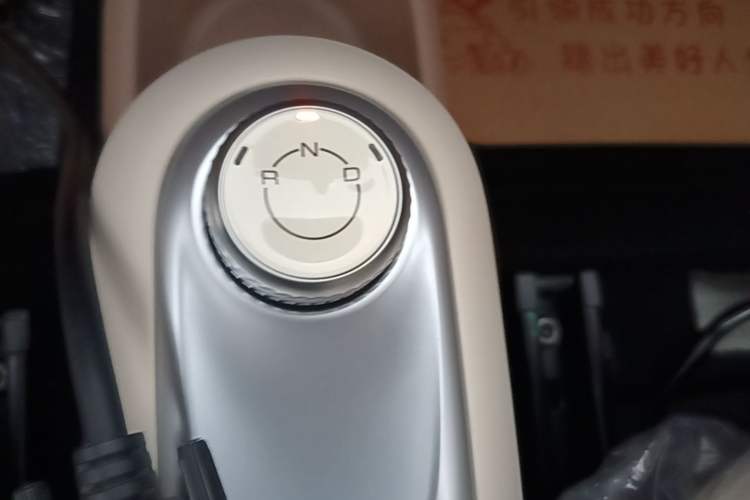 Used Wuling Hongguang MINIEV 2025 Four-Door Version Advanced Edition Gear Lever
