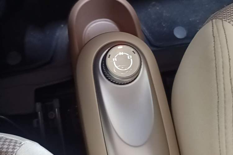 Used Wuling Hongguang MINIEV 2025 Four-Door Version Advanced Edition Gear Lever