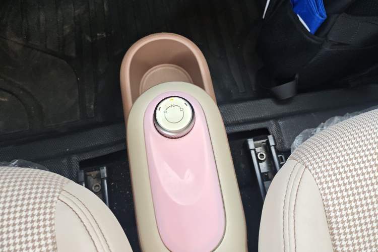 Used Wuling Hongguang MINIEV 2025 Four-Door Version Advanced Edition Gear Lever