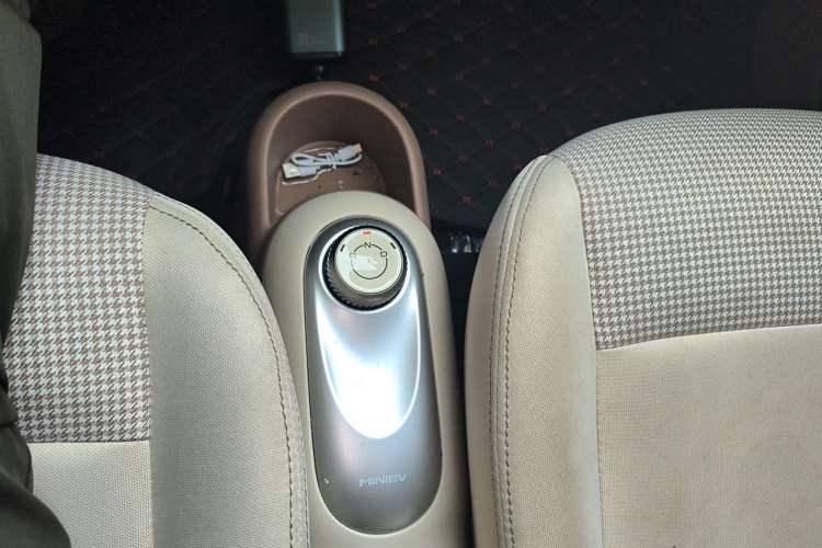 Used Wuling Hongguang MINIEV 2025 Four-Door Version Advanced Edition Gear Lever