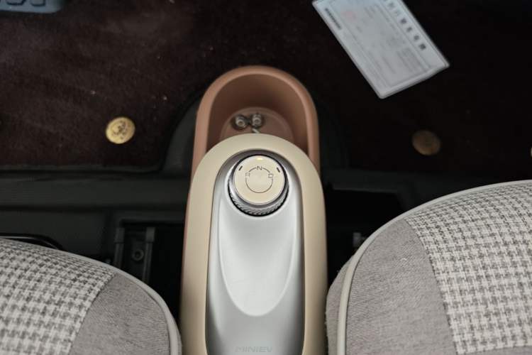 Used Wuling Hongguang MINIEV 2025 Four-Door Version Advanced Edition Gear Lever