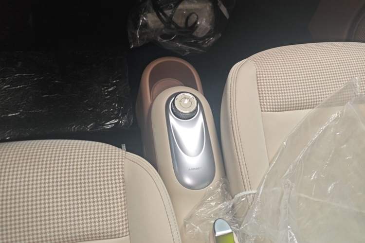 Used Wuling Hongguang MINIEV 2025 Four-Door Version Premium Edition Gear Lever