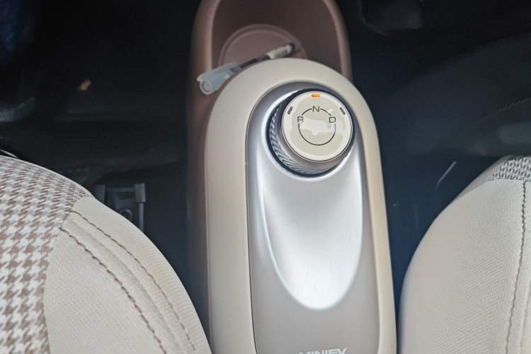 Used Wuling Hongguang MINIEV 2025 Four-Door Version Advanced Edition Gear Lever
