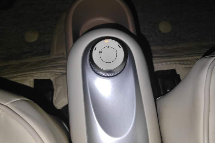 Used Wuling Hongguang MINIEV 2025 Four-Door Version Advanced Edition Gear Lever