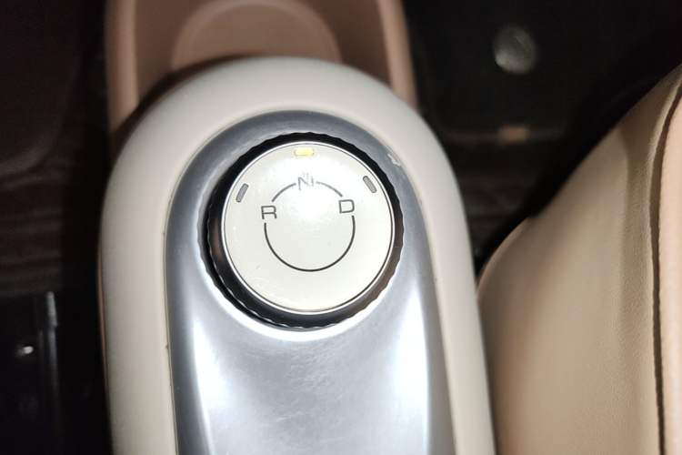 Used Wuling Hongguang MINIEV 2025 Four-Door Version Advanced Edition Gear Lever