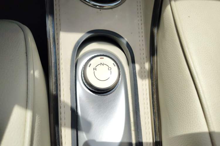 Used Wuling Hongguang MINIEV 2025 Four-Door Version Advanced Edition Gear Lever