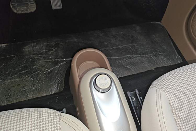 Used Wuling Hongguang MINIEV 2025 Four-Door Version Advanced Edition Gear Lever