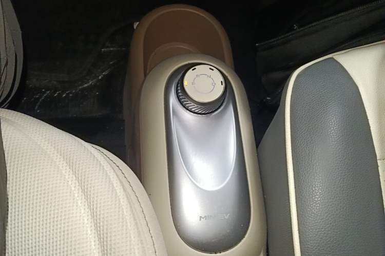 Used Wuling Hongguang MINIEV 2025 Four-Door Version Zhenxiang+ Edition Gear Lever