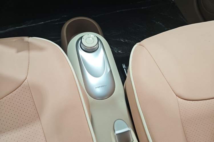 Used Wuling Hongguang MINIEV 2025 Four-Door Version Advanced Edition Gear Lever