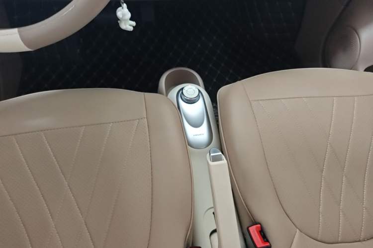 Used Wuling Hongguang MINIEV 2025 Four-Door Version Advanced Edition Gear Lever