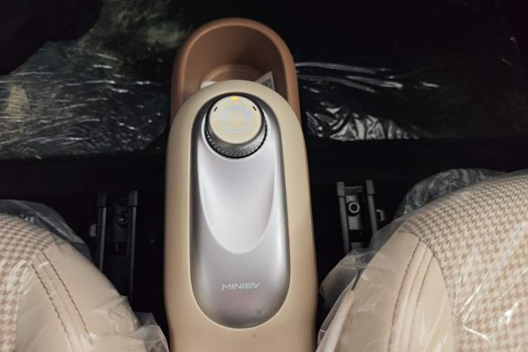 Used Wuling Hongguang MINIEV 2025 Four-Door Version Advanced Edition Gear Lever