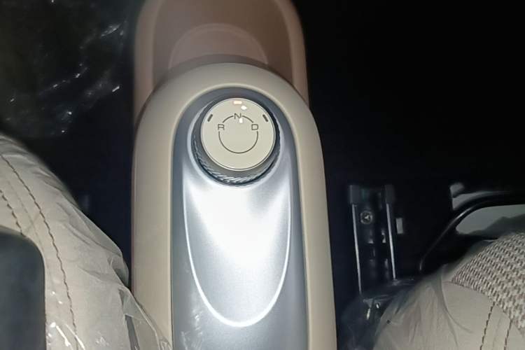 Used Wuling Hongguang MINIEV 2025 Four-Door Version Advanced Edition Gear Lever
