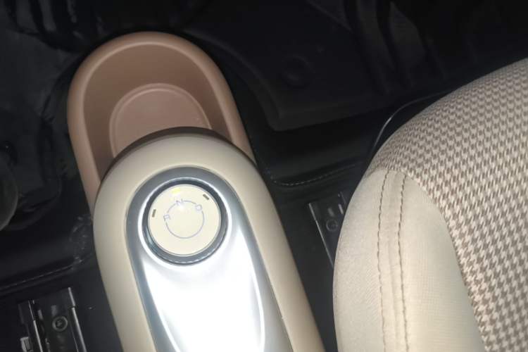 Used Wuling Hongguang MINIEV 2025 Four-Door Version Advanced Edition Gear Lever