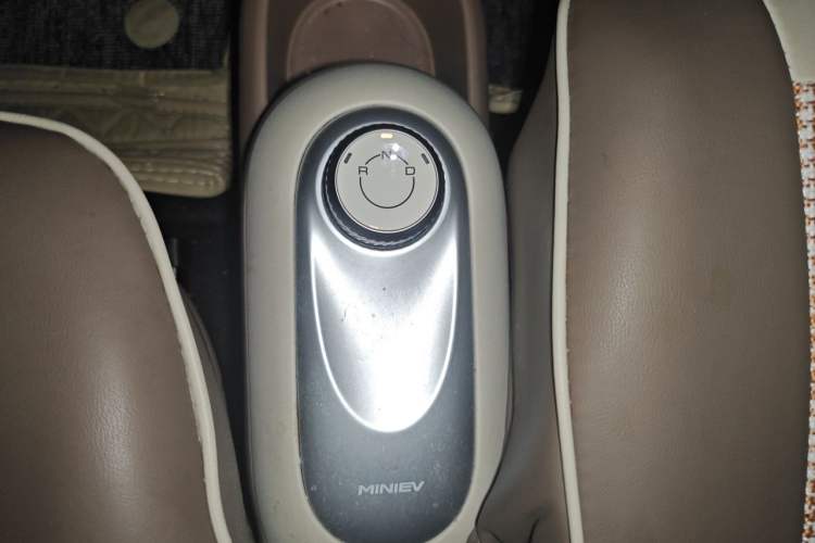 Used Wuling Hongguang MINIEV 2025 Four-Door Version Advanced Edition Gear Lever