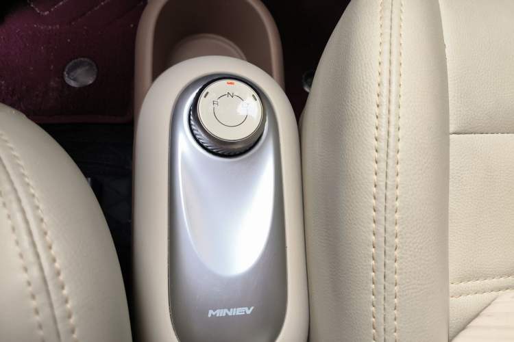 Used Wuling Hongguang MINIEV 2025 Four-Door Version Advanced Edition Gear Lever