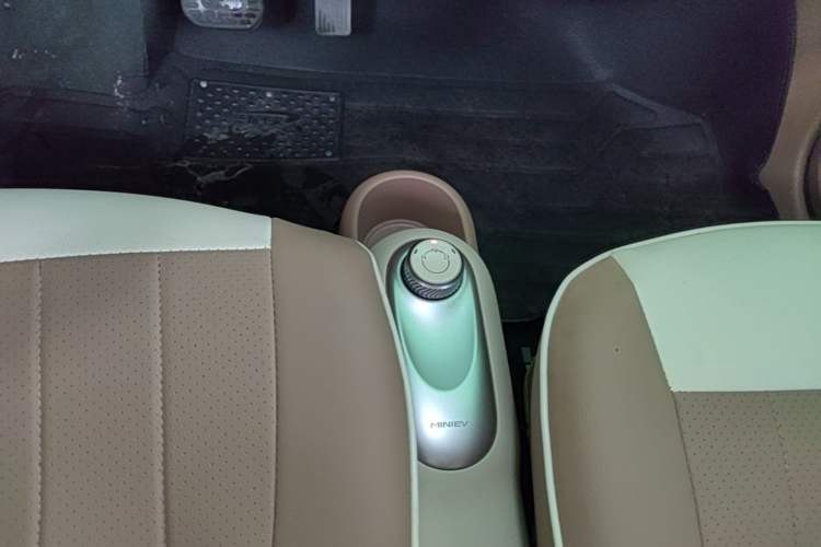 Used Wuling Hongguang MINIEV 2025 Four-Door Version Advanced Edition Gear Lever