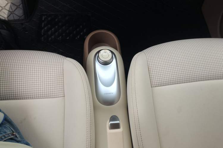 Used Wuling Hongguang MINIEV 2025 Four-Door Version Advanced Edition Gear Lever