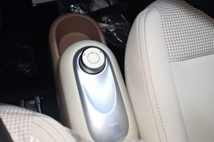 Used Wuling Hongguang MINIEV 2025 Four-Door Version Advanced Edition Gear Lever