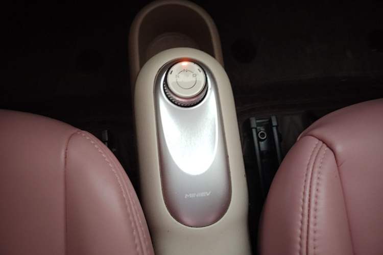 Used Wuling Hongguang MINIEV 2025 Four-Door Version Advanced Edition Gear Lever
