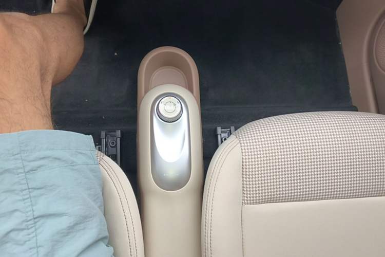 Used Wuling Hongguang MINIEV 2025 Four-Door Version Advanced Edition Gear Lever