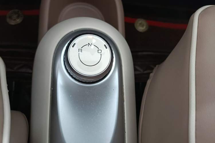 Used Wuling Hongguang MINIEV 2025 Four-Door Version Advanced Edition Gear Lever