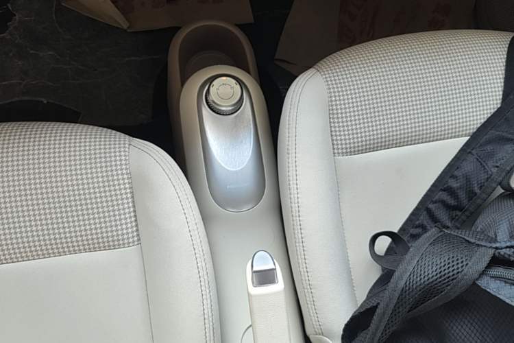 Used Wuling Hongguang MINIEV 2025 Four-Door Version Advanced Edition Gear Lever