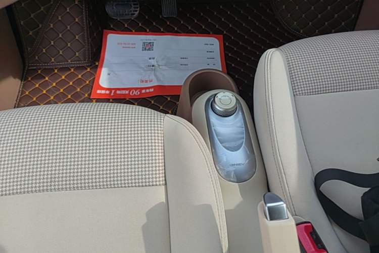 Used Wuling Hongguang MINIEV 2025 Four-Door Version Advanced Edition Gear Lever