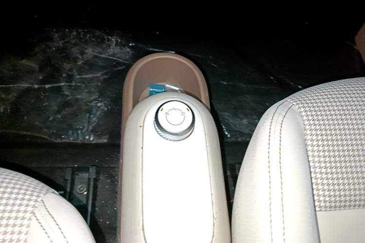 Used Wuling Hongguang MINIEV 2025 Four-Door Version Advanced Edition Gear Lever