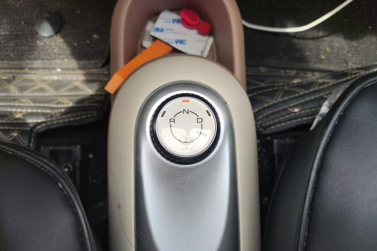 Used Wuling Hongguang MINIEV 2025 Four-Door Version Advanced Edition Gear Lever