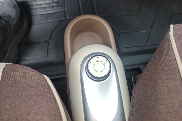 Used Wuling Hongguang MINIEV 2025 Four-Door Version Advanced Edition Gear Lever