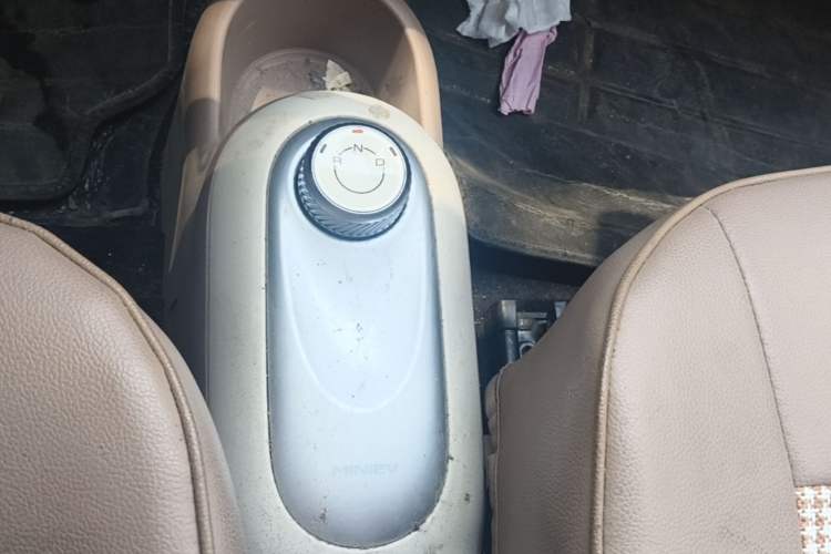 Used Wuling Hongguang MINIEV 2025 Four-Door Version Advanced Edition Gear Lever